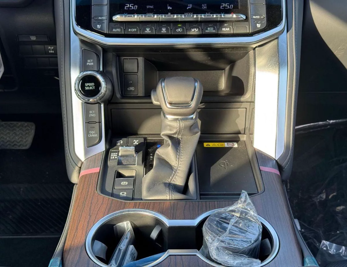 Toyota Land Cruiser GXR || 4.0L PETROL V6 | SUNROOF | LEATHER WITH PWR SEATS | COOL BOX (CODE # GXR4M2)-15-0
