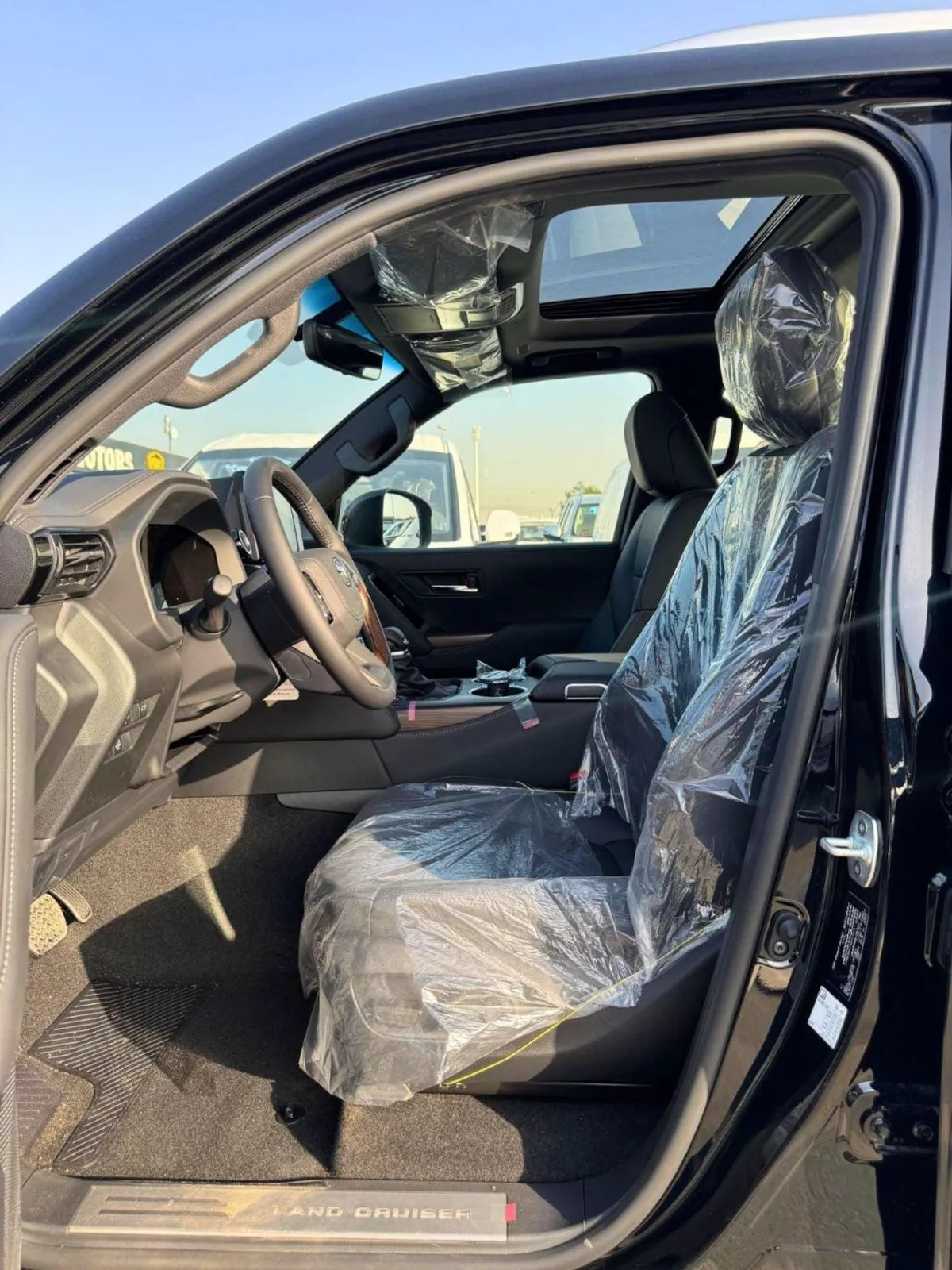 Toyota Land Cruiser GXR || 4.0L PETROL V6 | SUNROOF | LEATHER WITH PWR SEATS | COOL BOX (CODE # GXR4M2)-6-0