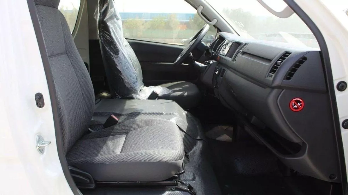 Toyota Hiace DLS - STD ROOF Toyota Hiace 2.5L High Roof Diesel old ship 2024-7-0