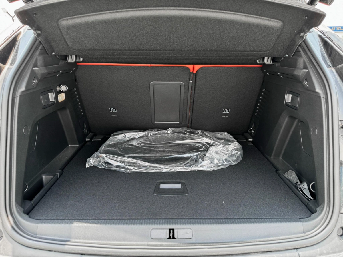 PEUGEOT 3008 GT-12-12