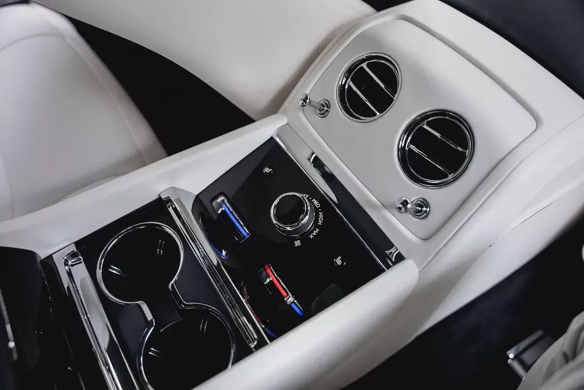 2025 ROLLS ROYCE SPECTRE.   BESPOKE SOUND SYSTEM. IMMERSIVE SEATS. MAIN DEALER WARRANTY AND SERVICE.-19-19
