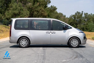 Hyundai Staria Premium-12
