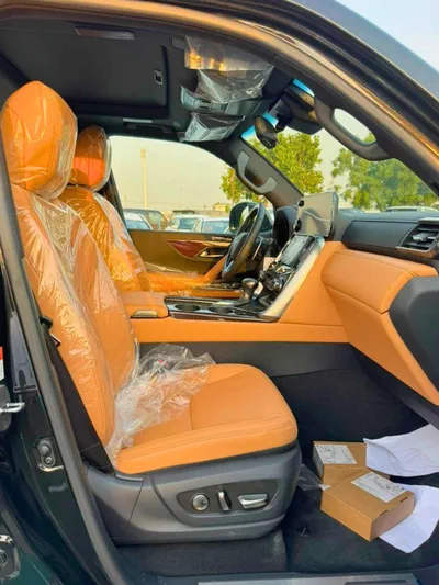 Lexus LX600 SIGNATURE || 3.5L V6 PETROL || RADAR | REAR ENTERTAINMENT SCREEN | LEATHER , SUNROOF | COOL BOX (COD-10