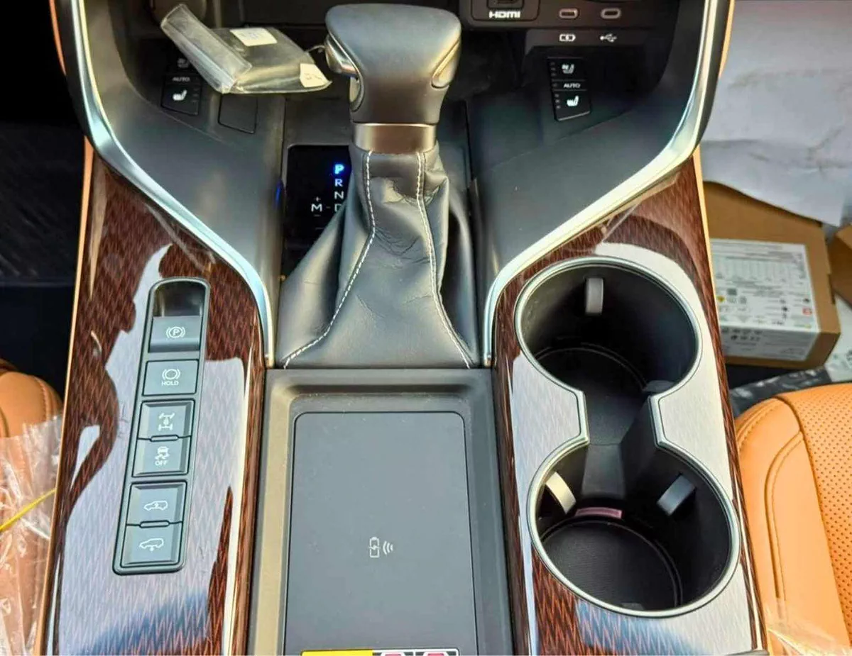 Lexus LX600 SIGNATURE || 3.5L V6 PETROL || RADAR | REAR ENTERTAINMENT SCREEN | LEATHER , SUNROOF | COOL BOX (COD-21-0