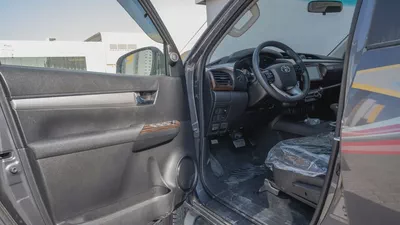 Toyota Hilux SR5 2.7L Pickup 2026 GCC Specs for Export-12
