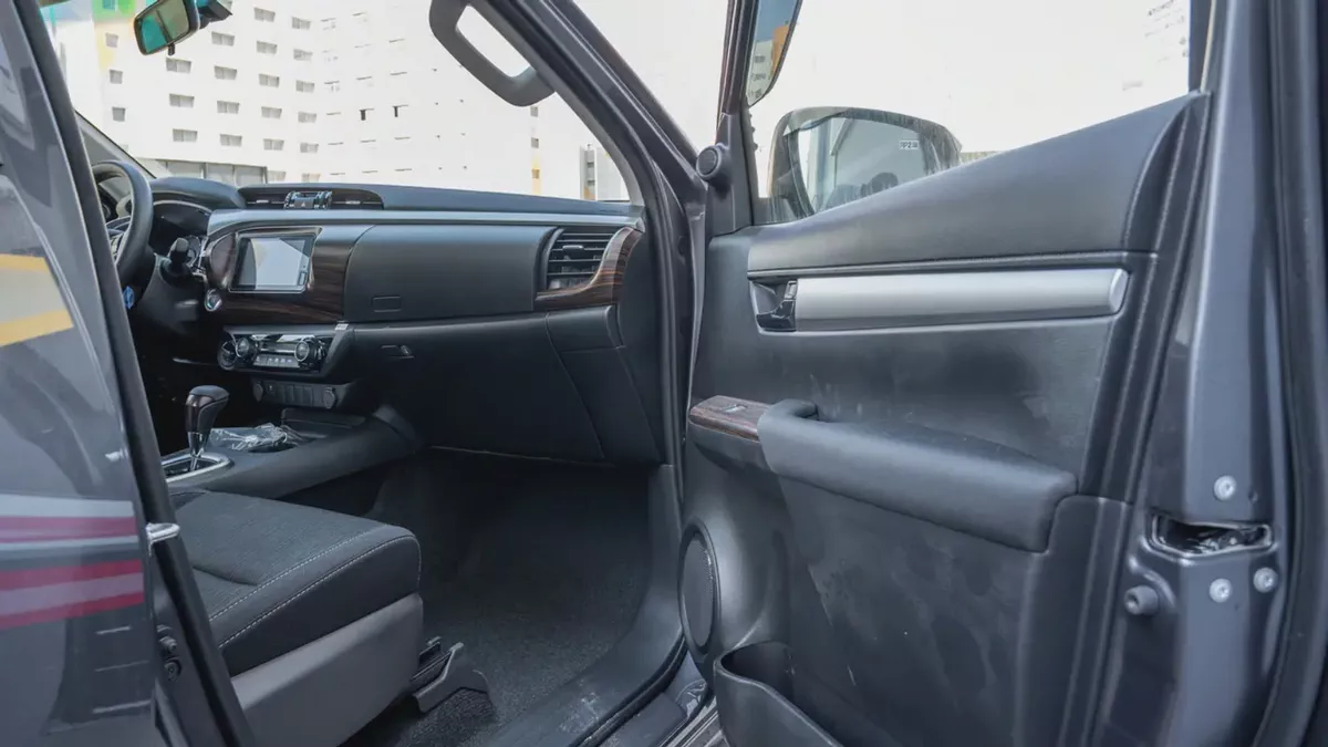 Toyota Hilux SR5 2.7L Pickup 2026 GCC Specs for Export-14-14