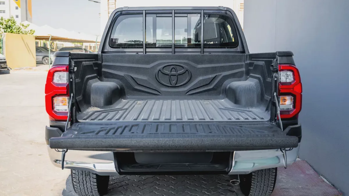 Toyota Hilux SR5 2.7L Pickup 2026 GCC Specs for Export-4-4