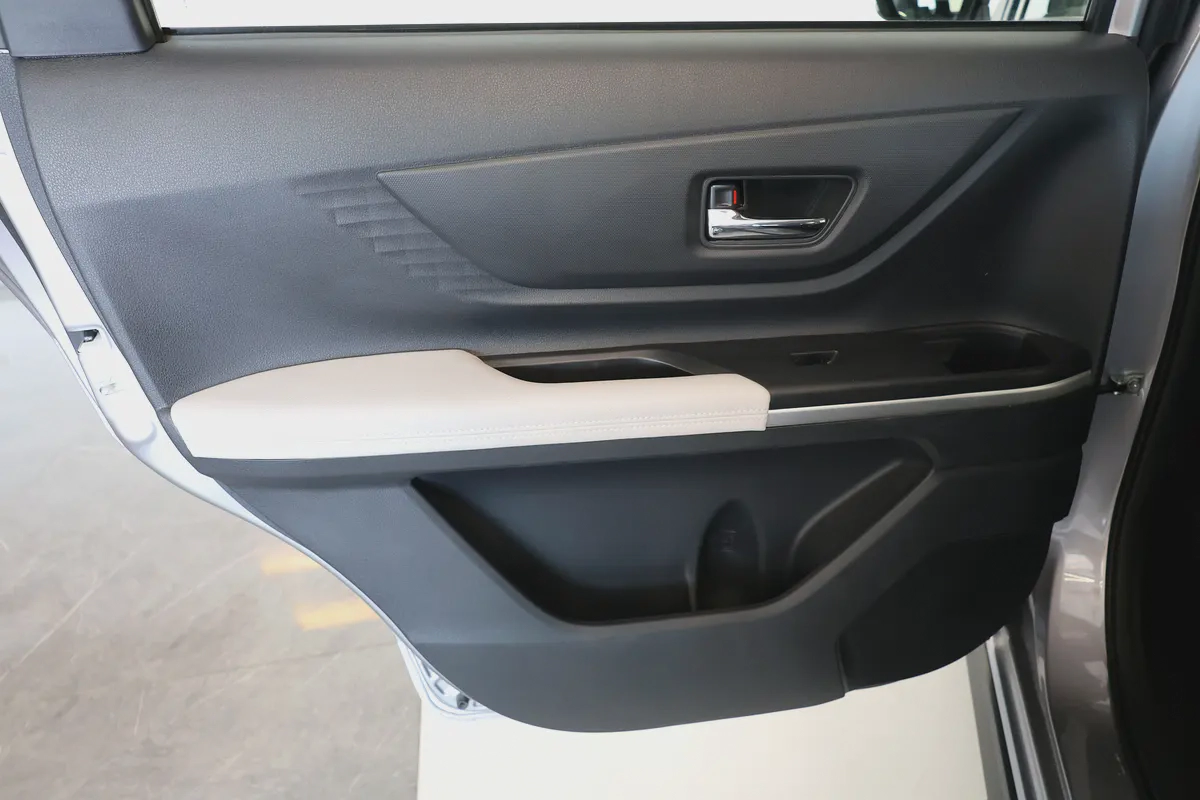 Toyota Veloz GX 2025 GCC Specs-16000km-brand new-13-13