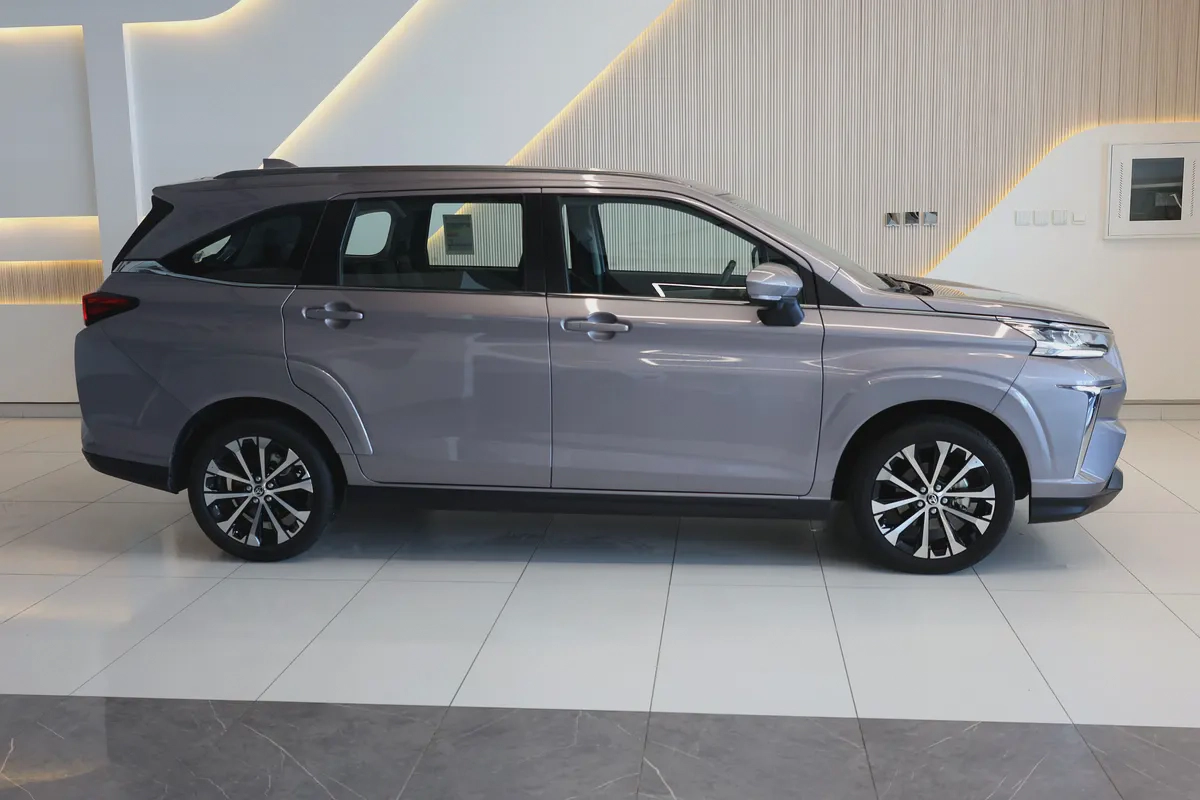 Toyota Veloz GX 2025 GCC Specs-16000km-brand new-4-4