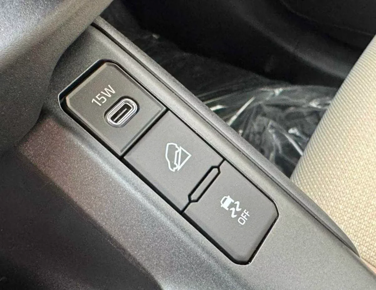 Toyota RAV4 XLE TOYOTA RAV4 XLE-G MID OPTION || 2.0L PETROL V4 / SUNROOF / DRIVER PWR SEAT /BIG DVD / REAR CAMERA (C-21-0
