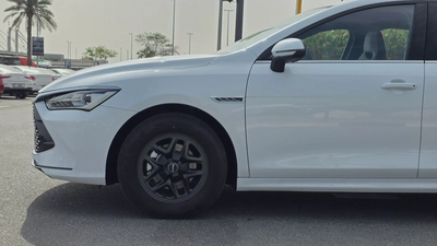 BYD QIN PLUS Design PHEV (White)-4