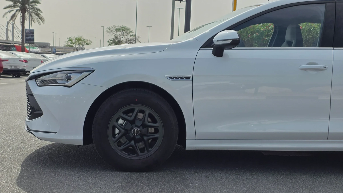 BYD QIN PLUS Design PHEV (White)-4-4