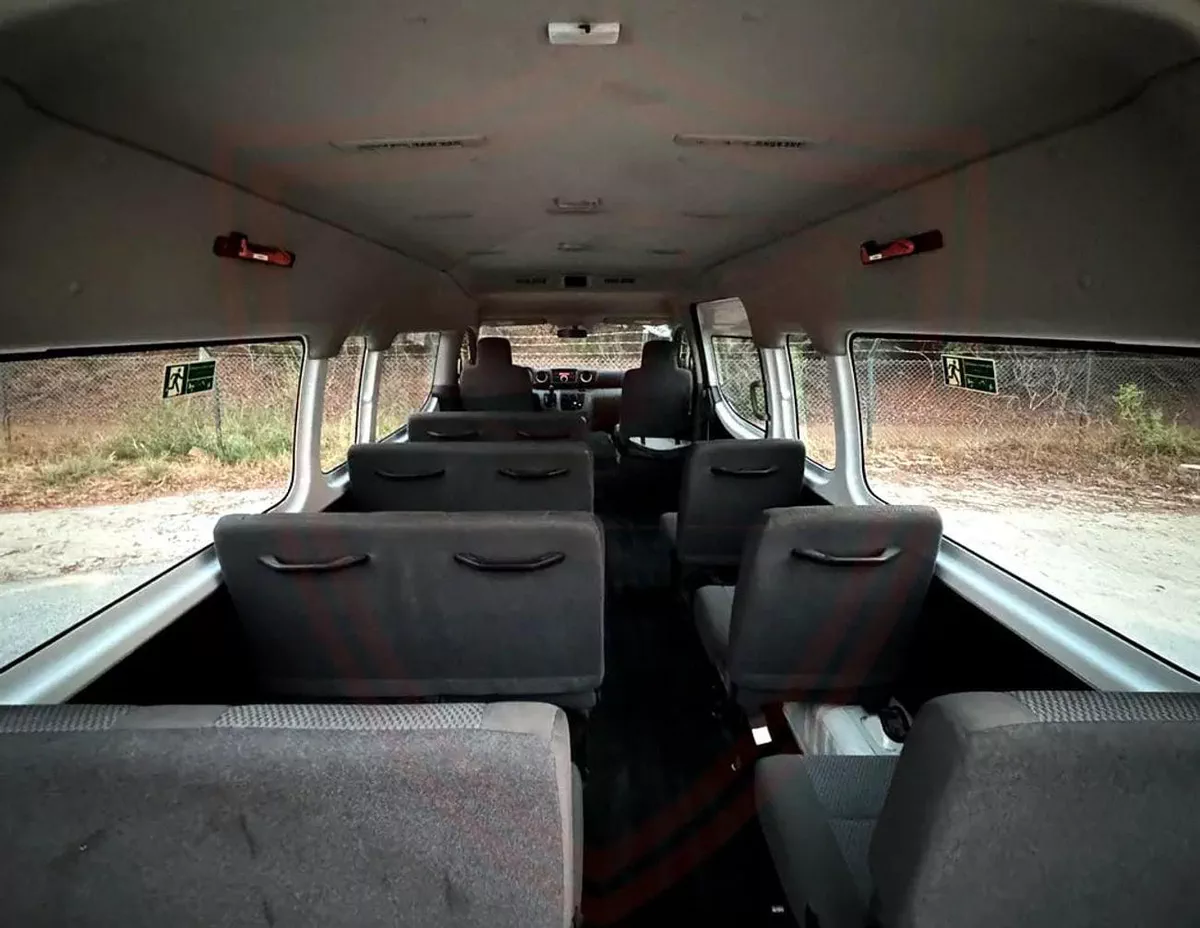Nissan Urvan STANDARD 2.5 L | | GCC | Accident-Free | In Excellent Condition | 907 P.M-11-0