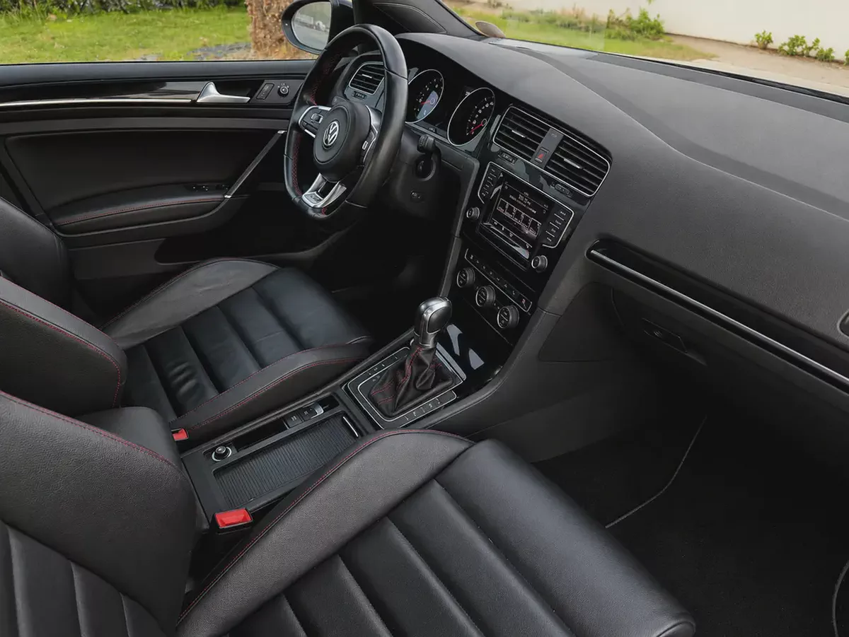 AED 2,300 EMI PM | VOLKSWAGEN GOLF | GTI P2 | LOW MILEAGE | ORIGINAL PAINT | 0% DOWNPAYMENT-14-14
