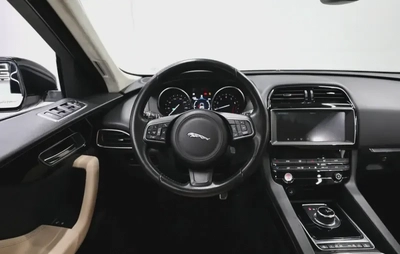 Jaguar F-Pace Prestige-11
