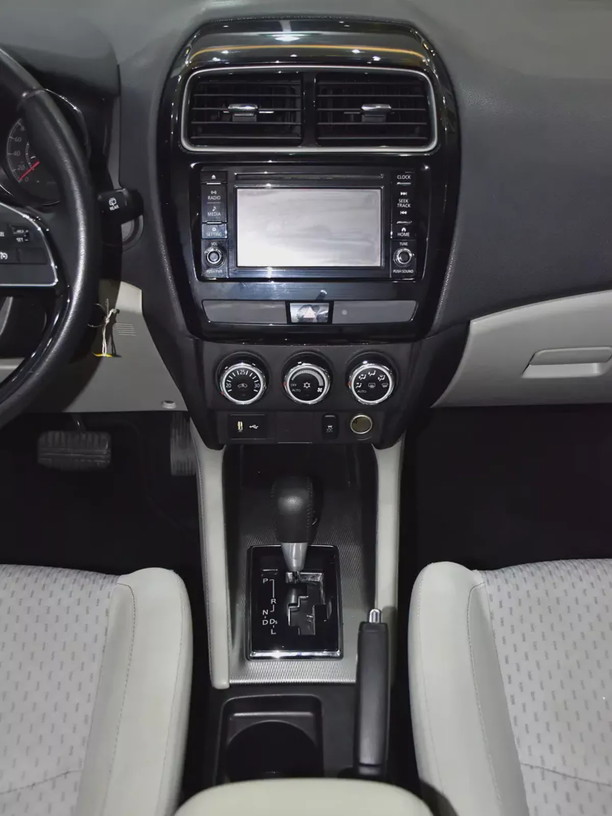 AED 614 EMi at 0% DP | Mitsubishi ASX 4WD ( 2019 Model ) in Silver Color GCC Specs-14-14