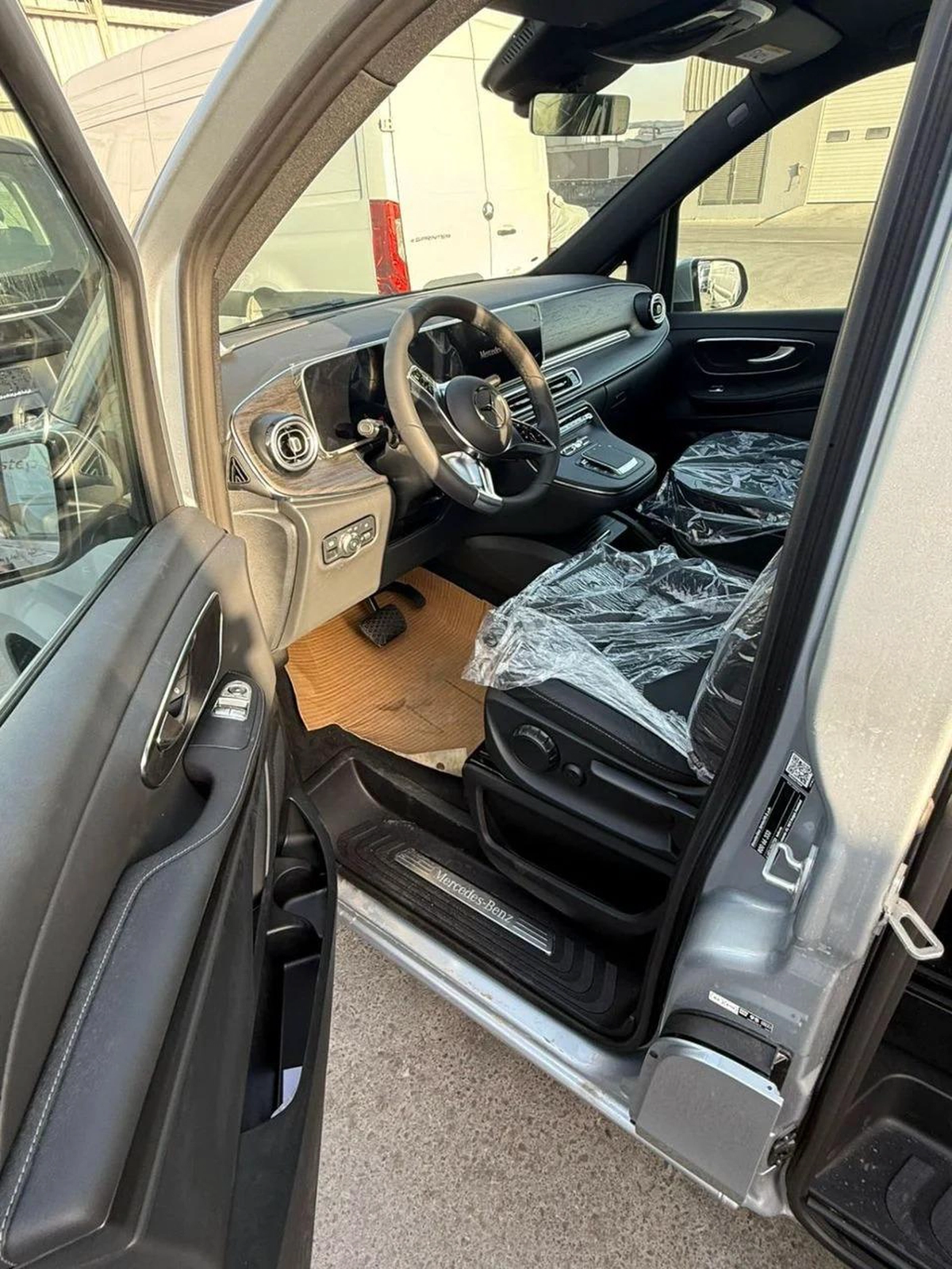 Mercedes Benz V300 Avantgarde Under Agency Warranty 2026 GCC - AED 319,000-7-7