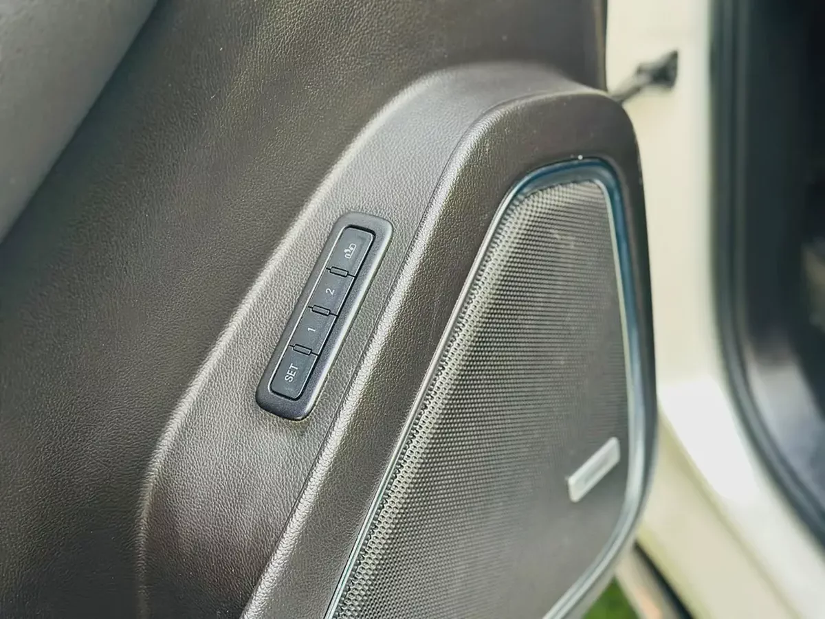 جي إم سي يوكون XL دينالي 2015 خليجي | فل أوبشن رقم 1 | محرك 6.2L V8 بقوة 420 حصان | الشكل الطويل | 8-12-12