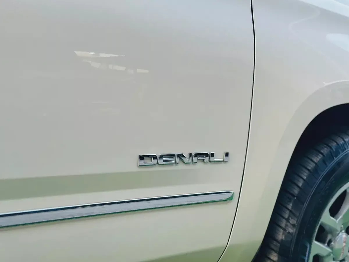 جي إم سي يوكون XL دينالي 2015 خليجي | فل أوبشن رقم 1 | محرك 6.2L V8 بقوة 420 حصان | الشكل الطويل | 8-3-3