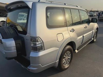 Mitsubshi pajero 2010 silver color GCC calen car-10