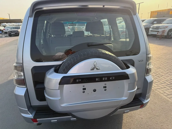 Mitsubshi pajero 2010 silver color GCC calen car