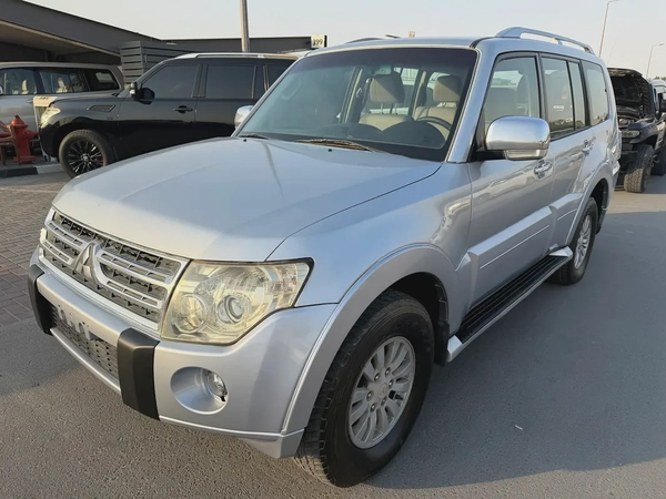 Mitsubshi pajero 2010 silver color GCC calen car