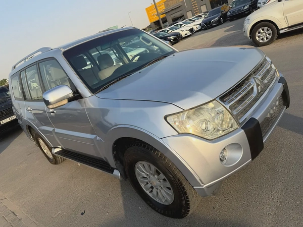 Mitsubshi pajero 2010 silver color GCC calen car