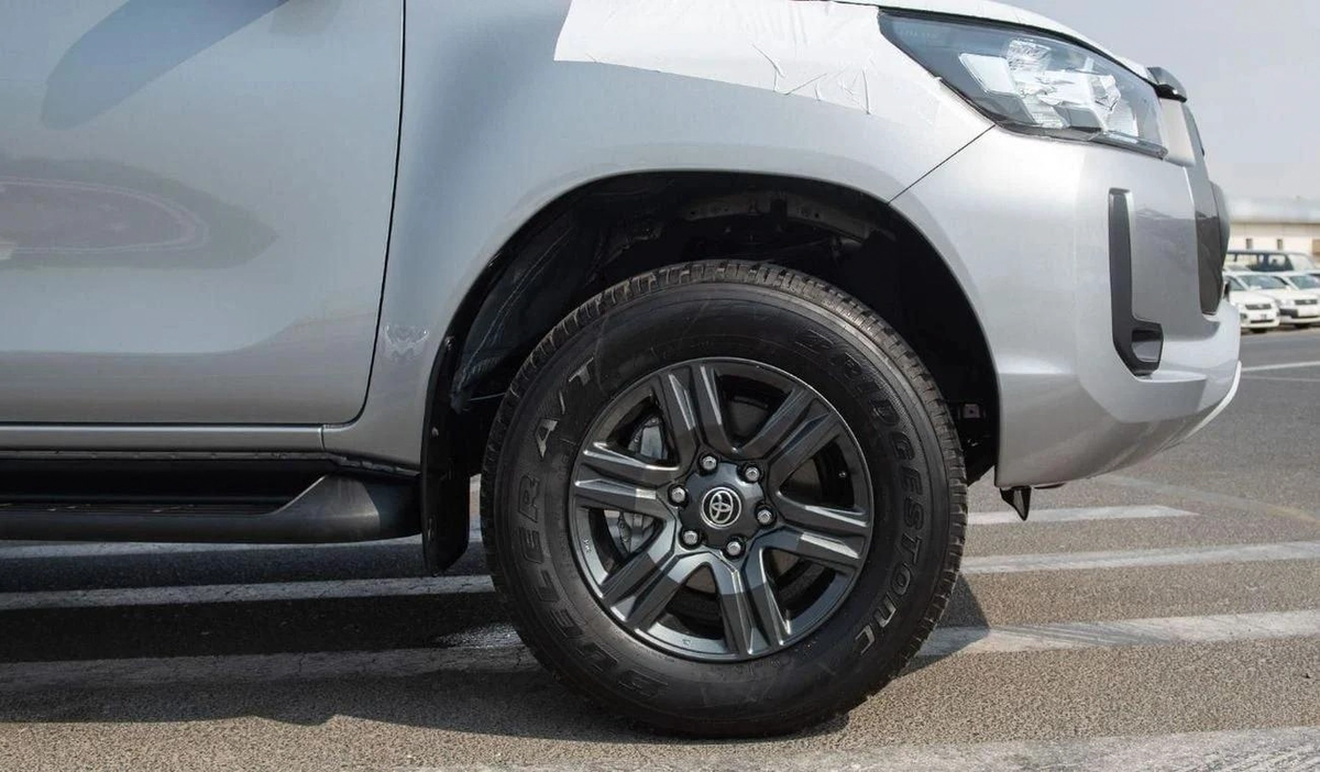 Toyota Hilux TOYOTA HILUX 2.4L MID OPTION A/T MY2025 FOR EXPORT-20-20