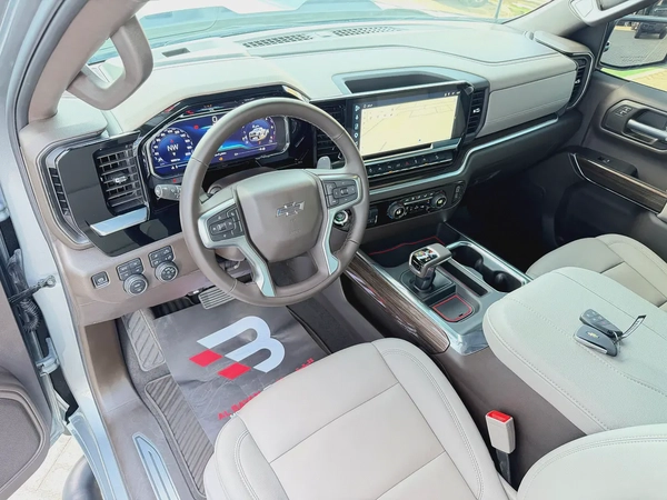 رنج روفر فوج HSE P530 V8 ابيض / ماروني 2022 خليجي