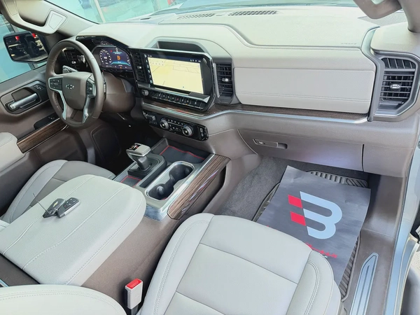 رنج روفر فوج HSE P530 V8 ابيض / ماروني 2022 خليجي