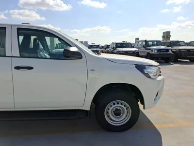 Toyota Hilux DLX Diesel 4WD Double Cab PWR Basic Diesel 2.4L * Export for Africa*-1