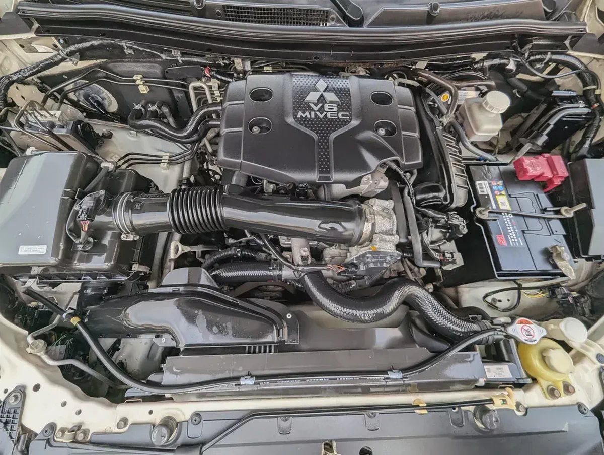 MITSUBISHI MONTERO SPORT 2016 GLS 4WD TOP LINE GCC IN EXCELLENT CONDITION-12-12