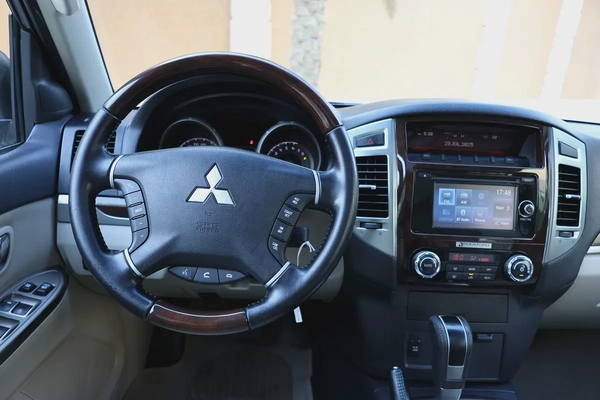 MITSUBISHI PAJERO 2019 3.8L V6 GLS PLUS-171000KM-GCC SPECS