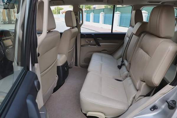 MITSUBISHI PAJERO 2019 3.8L V6 GLS PLUS-171000KM-GCC SPECS