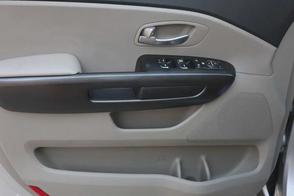 KIA GRAND CARNIVAL 3.3L V6 - GCC SPECS - ACCIDENT FREE - UNDER WARRANTY - FULL SERVICE HISTORY --9-9