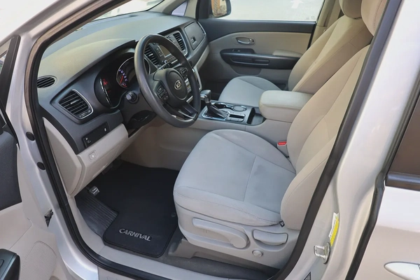 KIA GRAND CARNIVAL 3.3L V6 - GCC SPECS - ACCIDENT FREE - UNDER WARRANTY - FULL SERVICE HISTORY -