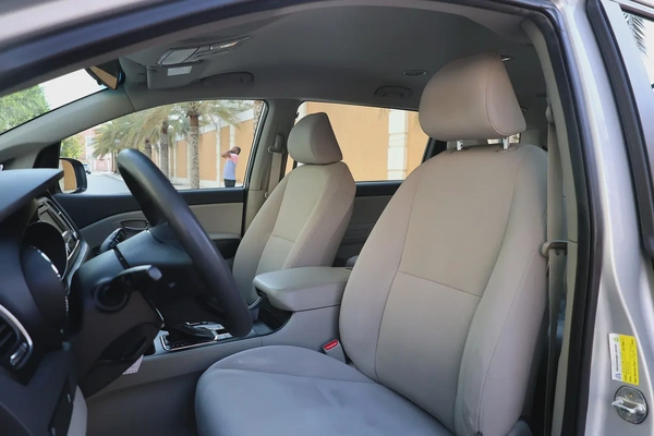 KIA GRAND CARNIVAL 3.3L V6 - GCC SPECS - ACCIDENT FREE - UNDER WARRANTY - FULL SERVICE HISTORY -