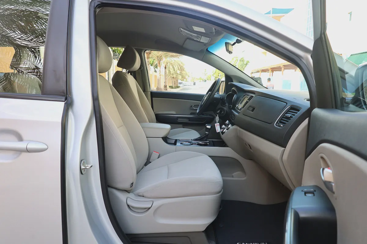 KIA GRAND CARNIVAL 3.3L V6 - GCC SPECS - ACCIDENT FREE - UNDER WARRANTY - FULL SERVICE HISTORY --16-16