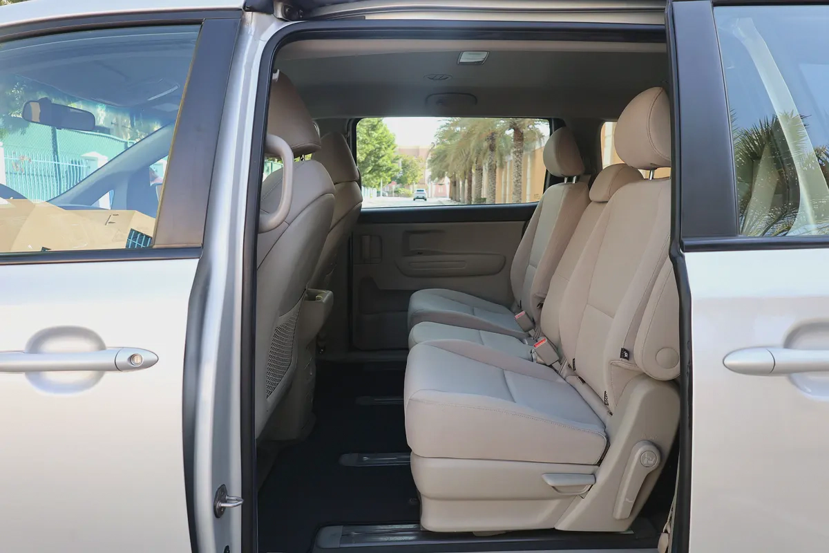 KIA GRAND CARNIVAL 3.3L V6 - GCC SPECS - ACCIDENT FREE - UNDER WARRANTY - FULL SERVICE HISTORY --17-17