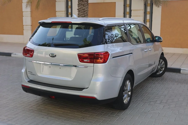 KIA GRAND CARNIVAL 3.3L V6 - GCC SPECS - ACCIDENT FREE - UNDER WARRANTY - FULL SERVICE HISTORY -