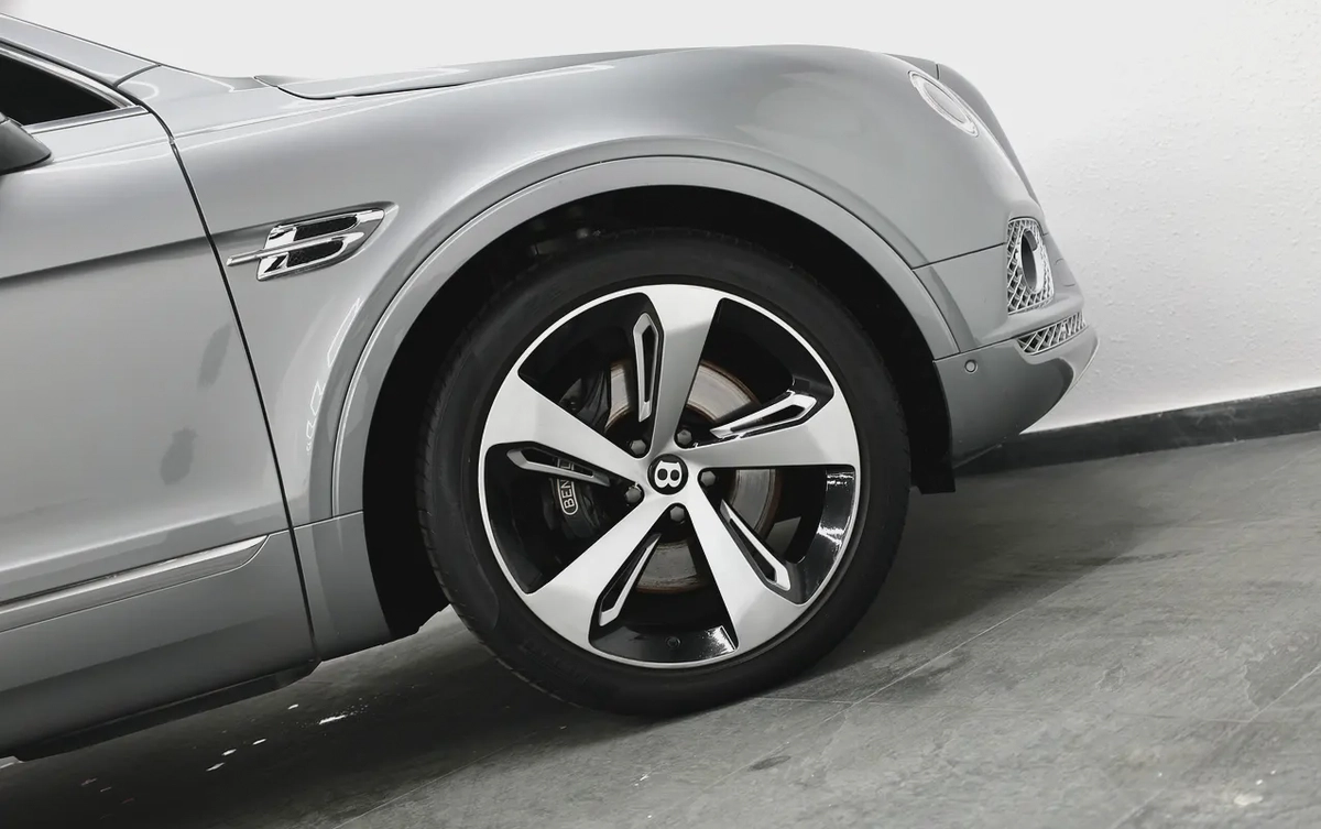 Bentley Bentayga-6-6