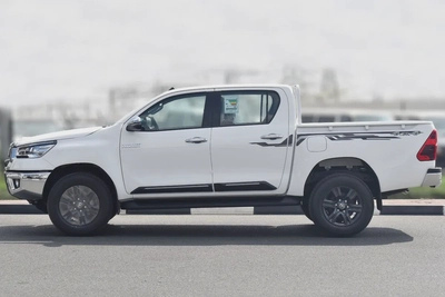 2025 Toyota Hilux SR5 2.7 Petrol - GCC Specs - Brand New!-3