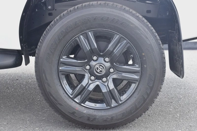 2025 Toyota Hilux SR5 2.7 Petrol - GCC Specs - Brand New!-6