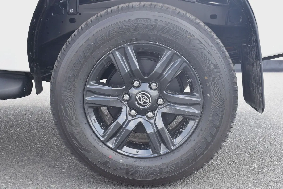 2025 Toyota Hilux SR5 2.7 Petrol - GCC Specs - Brand New!-6-6