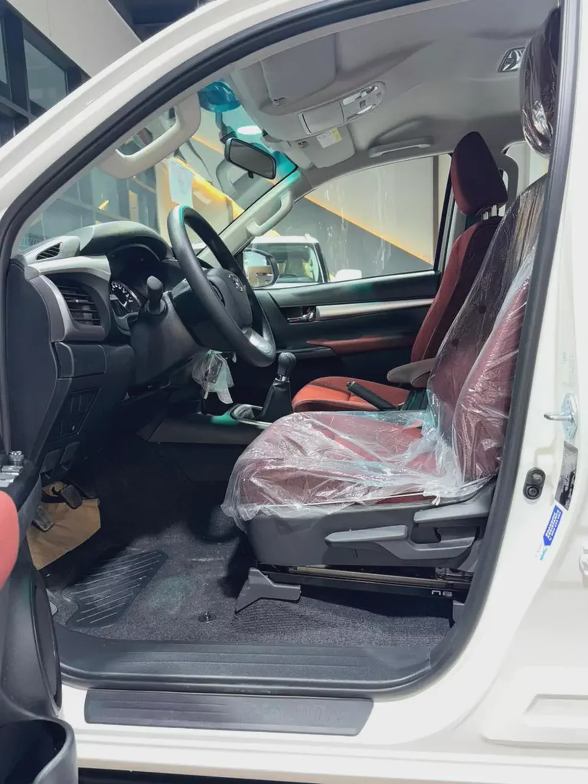 Toyota Hilux Double Cab GLX 2026 MT 4WD 2.7L GCC Specsهايلوكس غمارتين قير عادي بنزين مكينه  2700-13-13