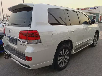 Toyota Land Cruiser GXR V8 5.7L 2017 | GCC Specs | Pristine Condition-1
