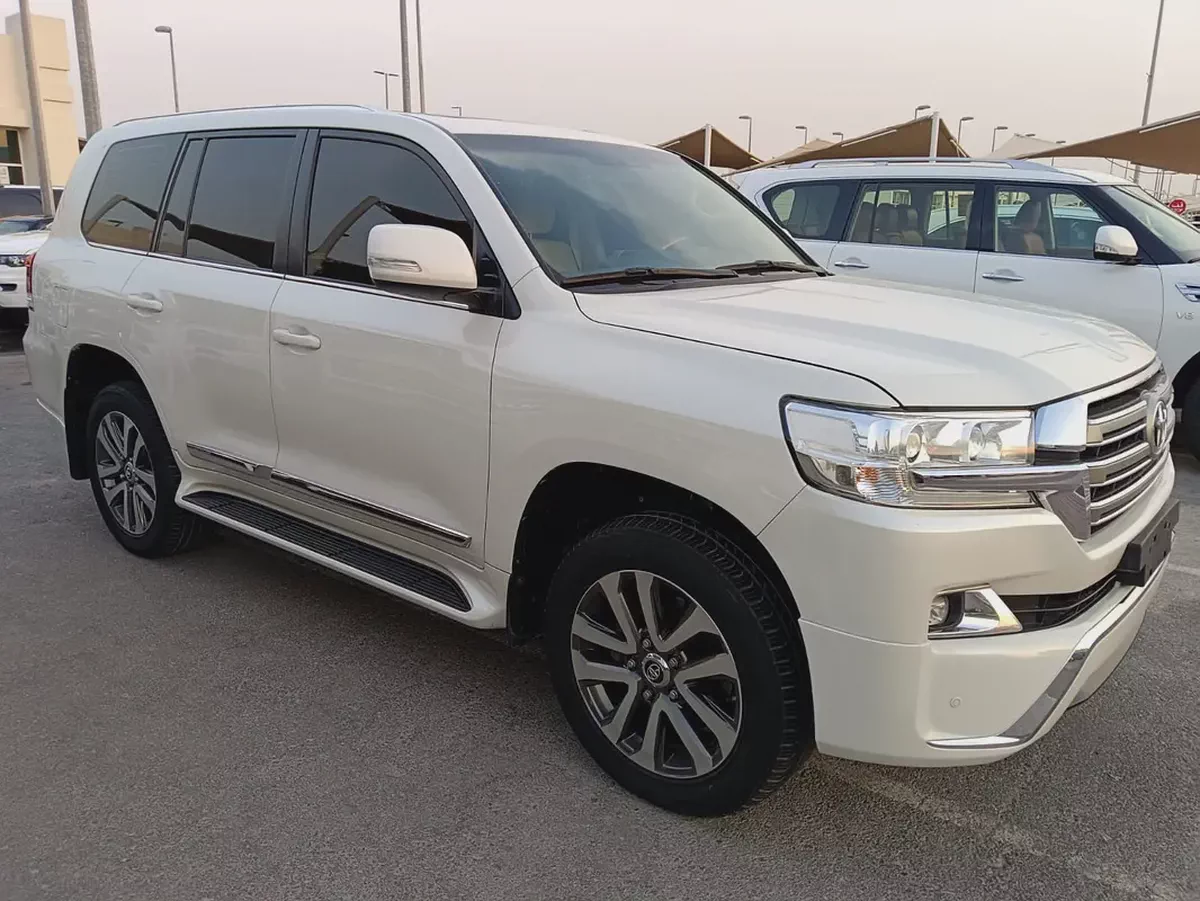 Toyota Land Cruiser GXR V8 5.7L 2017 | GCC Specs | Pristine Condition
