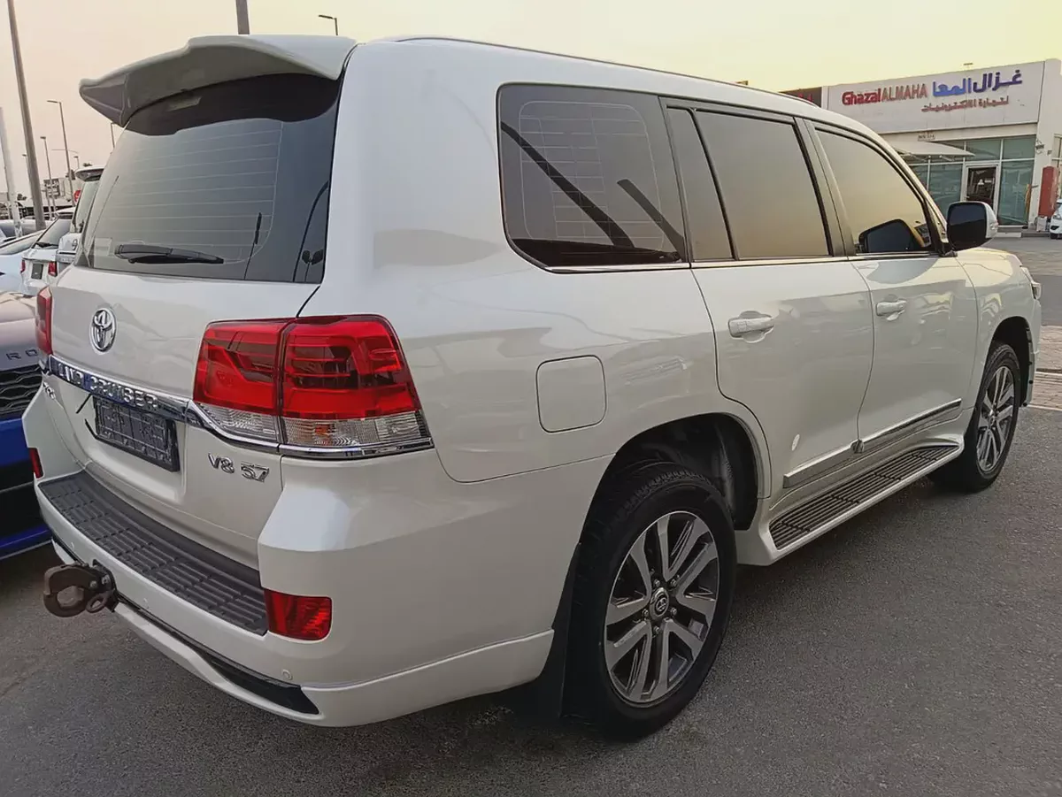 Toyota Land Cruiser GXR V8 5.7L 2017 | GCC Specs | Pristine Condition-1-1