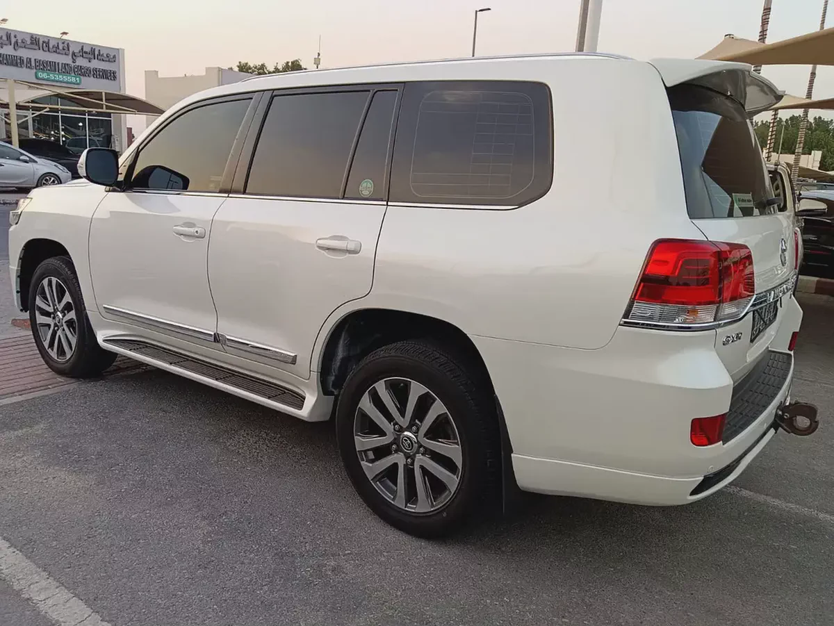 Toyota Land Cruiser GXR V8 5.7L 2017 | GCC Specs | Pristine Condition-3-3