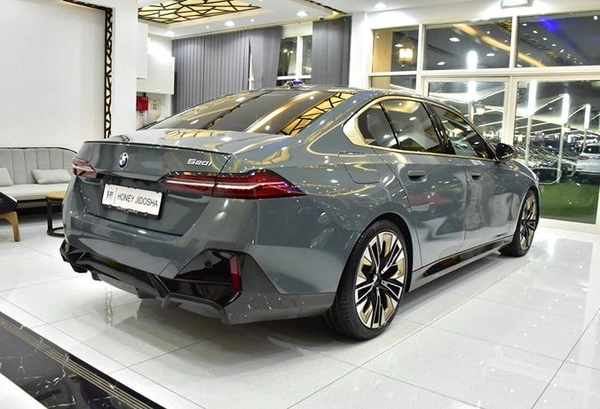 BMW 520i M-Kit ( 2024 Model ) in Grey Color GCC Specs